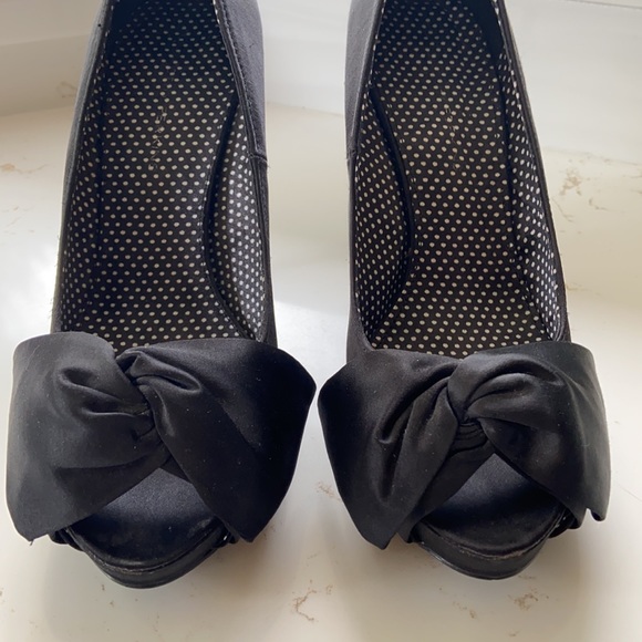 Black Heels Bow Detail - Picture 5 of 5